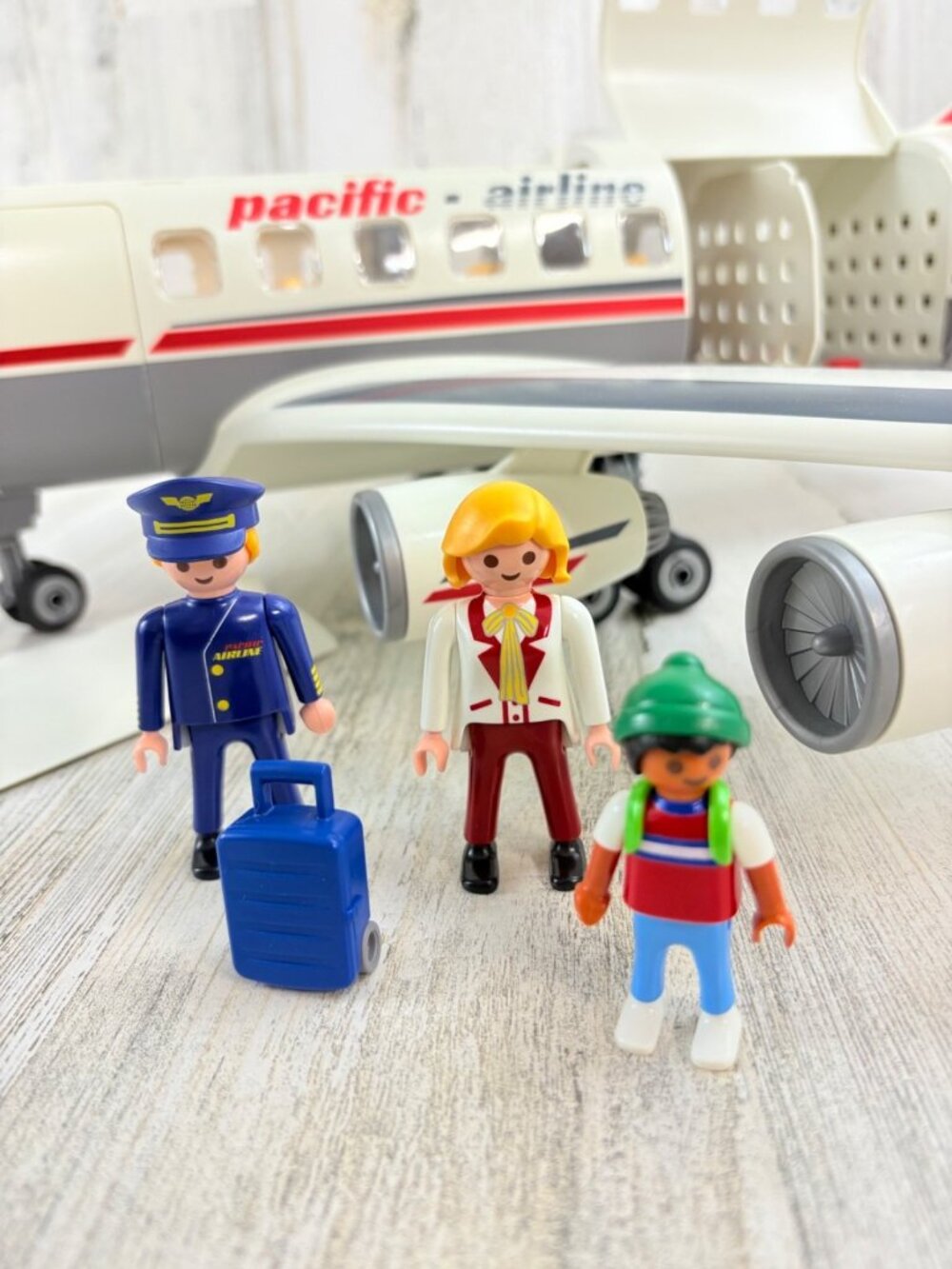 Playmobil 4310 Pacific Airlines Cargo Air Plane with Pilot and Flight Attendant - Picture 3 of 16